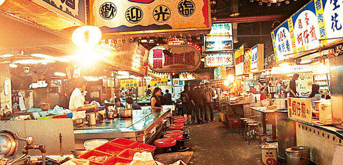 的夜市非常有名,每当夜幕降临,各种小吃摊飘来的香味绝对是减肥最