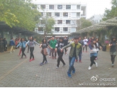 高校流行女生节 东莞理工学院学生玩快闪 高校流行女生节 东莞理工学院学生玩快闪