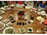 东莞过年聚餐新玩法!睇下边个仲够胆边吃饭边玩手机 东莞过年聚餐新玩法!睇下边个仲够胆边吃饭边玩手机