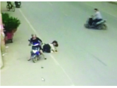 东莞闹市惊现面包车"飞抢"!呢次真是速度与激情! 东莞闹市惊现面包车"飞抢"!呢次真是速度与激情!