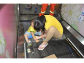 惊魂!东莞2岁男童爬上电梯扶手不慎坠落,差D没命! 惊魂!东莞2岁男童爬上电梯扶手不慎坠落,差D没命!